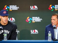 Il supervisor della squadra di baseball USA Mark DeRosa risponde alle critiche in mezzo a crescenti polemiche