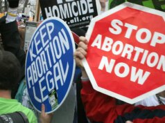 Il giudice concede una cauzione di 1 dollaro per una donna georgiana accusata di usare pillole per indurre l’aborto nel secondo trimestre