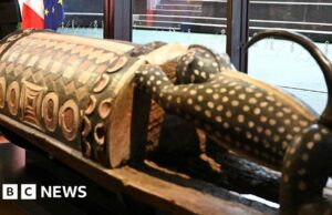 La Francia restituisce alla Costa d’Avorio il sacro “tamburo parlante” saccheggiato durante il dominio coloniale