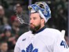 Il portiere dei Maple Leafs Anthony Stolarz è ricoverato in ospedale dopo che il disco ha colpito la gola in uno strano incidente di riscaldamento