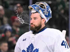 Il portiere dei Maple Leafs Anthony Stolarz è ricoverato in ospedale dopo che il disco ha colpito la gola in uno strano incidente di riscaldamento