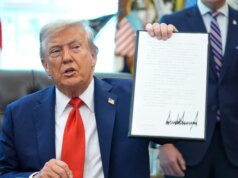 Il Dipartimento di Giustizia si propone di far cadere le accuse contro l’uomo che ha bruciato la bandiera americana fuori dalla Casa Bianca