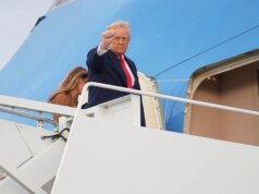 Trump cube che le reti televisive che lo coprono negativamente dovrebbero farlo "Forse" vedersi revocare la licenza