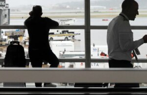 Più voli cancellati o ritardati a causa delle condizioni meteorologiche e del personale della TSA che ha sconvolto i viaggi