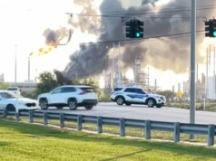 Una grande esplosione nella raffineria di petrolio Valero in Texas manda fumo e fiamme nell’aria