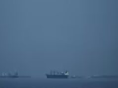 Il Regno Unito autorizza gli Stati Uniti a utilizzare le basi britanniche per attaccare i siti missilistici iraniani contro le navi nello Stretto di Hormuz.