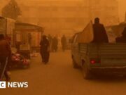 Gli abitanti di Gaza sono invitati a ripararsi mentre la tempesta di sabbia colora i cieli di arancione