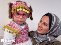 Una madre di Gaza si è riunita con la figlia evacuata dopo due anni