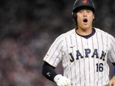 Un file aux enchères: 2 M$ per un chandail ayant appartenu a Shohei Ohtani