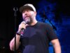 Il comico Bert Kreischer ringrazia Dio dopo il devastante incendio del tour bus che avrebbe potuto ucciderlo