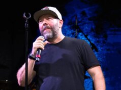 Il comico Bert Kreischer ringrazia Dio dopo il devastante incendio del tour bus che avrebbe potuto ucciderlo
