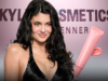 Kylie Jenner mostra le sue qualità in foto horny che promuovono il burro per le labbra