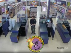 Il video sembra mostrare il sospettato della bomba che acquista una miccia in un negozio di fuochi d’artificio