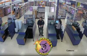 Il video sembra mostrare il sospettato della bomba che acquista una miccia in un negozio di fuochi d’artificio