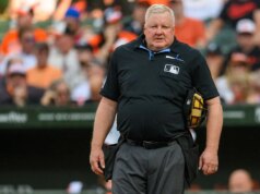 Arbitro della MLB sorpreso dal microfono caldo che implora il campo di “per favore, sii uno strike” dopo che il ricevitore ha lanciato una sfida ABS