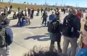 Minaccia bomba all’aeroporto internazionale di Kansas Metropolis, ai passeggeri viene detto di evacuare immediatamente