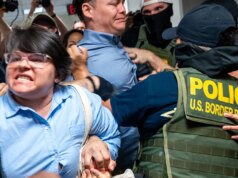 Gli agenti dell’ICE hanno detto ai parenti che “risponderanno all’inferno” mentre le famiglie si fratturano a causa della politica