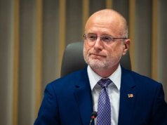 Il presidente della FCC Brendan Carr avverte che le emittenti devono “correggere la rotta” sulle “distorsioni delle notizie” prima del rinnovo della licenza