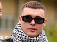 Il governo britannico perde l’appello per l’annullamento dell’accusa di terrorismo di Kneecap