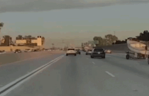 Il rimorchio della barca si schianta sullo spartitraffico centrale della trafficata autostrada della California, l’autista non si ferma