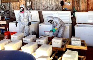 Cinque cittadini messicani incriminati dopo che una massiccia retata in un laboratorio di metanfetamine ha scoperto enormi quantità di droga