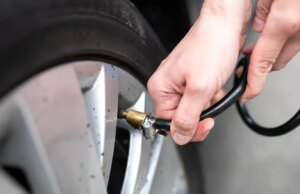 I sensori dei tuoi pneumatici potrebbero essere utilizzati per hackerare la tua auto. A cosa prestare attenzione