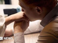 Baciare la mano di una donna può costituire violenza sessuale, ritiene il tribunale spagnolo