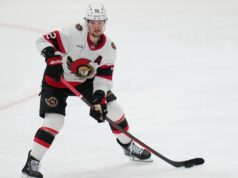 Thomas Chabot dei senatori esce dalla partita contro i Rangers con apparente infortunio