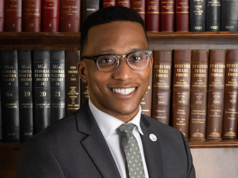 Il millenial democratico accoglie le richieste di impeachment del rivale 78enne contro Trump, ma cita una differenza fondamentale