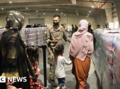 Gli sfollati afghani nel limbo del campo del Qatar accusano gli Stati Uniti di tradimento