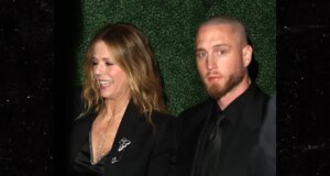 Chet Hanks partecipa alla festa pre-Oscar con la mamma Rita Wilson settimane dopo il problema del viaggio in Colombia