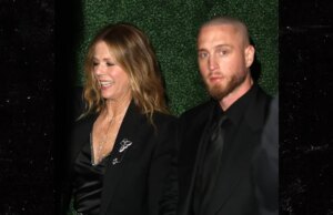 Chet Hanks partecipa alla festa pre-Oscar con la mamma Rita Wilson settimane dopo il problema del viaggio in Colombia