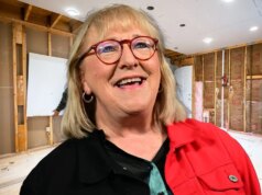 Donna, la mamma di Travis e Jason Kelce, sta rimodellando la sua modesta casa in Florida