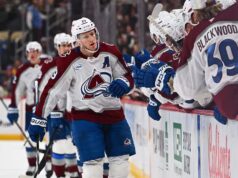 Nathan MacKinnon guarda le distanze con Cole Caufield