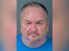 Il presidente del Partito Democratico della contea della Florida accusato di aver colpito un uomo alla testa con un megafono durante la protesta “No Kings”.