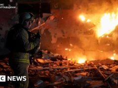 Almeno cinque persone sono morte nella massiccia ondata di attacchi russi in tutta l’Ucraina, dicono i funzionari