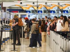 I passeggeri dei voli sono avvisati che la situazione potrebbe peggiorare a causa della chiusura del DHS, dei ritardi e delle chiamate