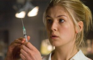 Rosamund Pike pensa che il movie “Doom” sia così brutto da aver quasi ucciso la sua carriera