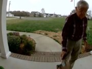 Sconosciuti aiutano l’autista di DoorDash, 78 anni, dopo il video virale del campanello