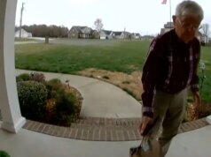 Sconosciuti aiutano l’autista di DoorDash, 78 anni, dopo il video virale del campanello
