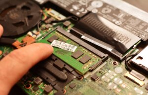 Gli analisti prevedono che il prezzo dei laptop computer si ripercuoterà sul prezzo dei laptop computer e sarà necessario tenere stretto il portafoglio