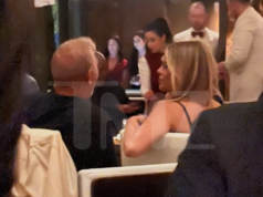 Kevin Costner e Brooks Nader si avvicinano mentre chiacchierano al casinò di Las Vegas