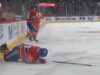 À VOIR: Kirby Dach se blesse après un lourd contact