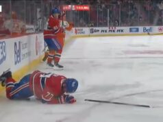 À VOIR: Kirby Dach se blesse après un lourd contact