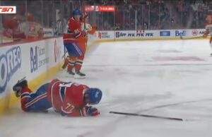À VOIR: Kirby Dach se blesse après un lourd contact