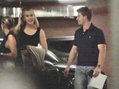 Robert Irwin visto chiacchierare e ridere con la fotografa naturalista Ashleigh Scully