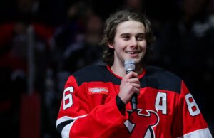 Jack Hughes scrive un messaggio alla squadra di baseball degli Stati Uniti