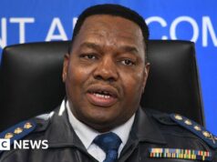 Il capo della polizia del Sud Africa dovrà comparire in tribunale per un controverso contratto sanitario