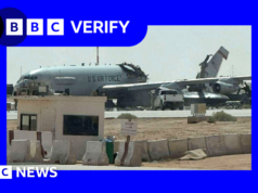 Le foto mostrano un jet radar statunitense gravemente danneggiato nella base saudita