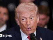 Trump chiede la “resa incondizionata” dell’Iran mentre Putin parla con il presidente iraniano